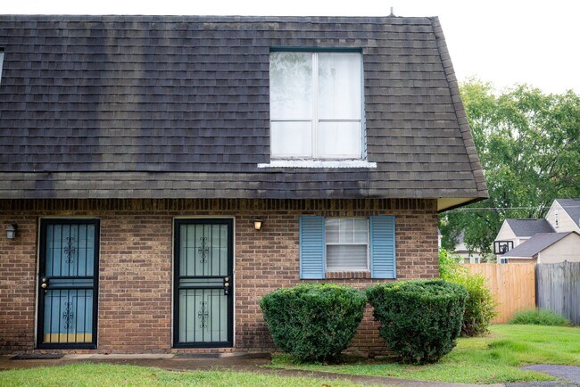 Building Photo - Centrally located between downtown and East Brainerd - 2 bed, 1.5 bath, Duplex!