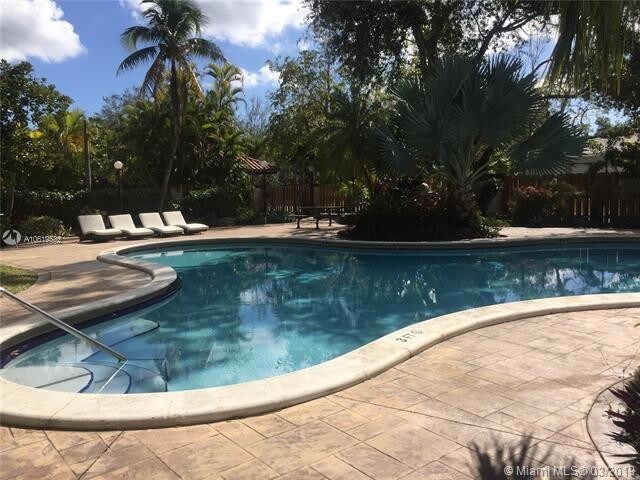 Foto del edificio - 6900 N Kendall Dr