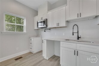 Building Photo - 1112 E Waldburg St