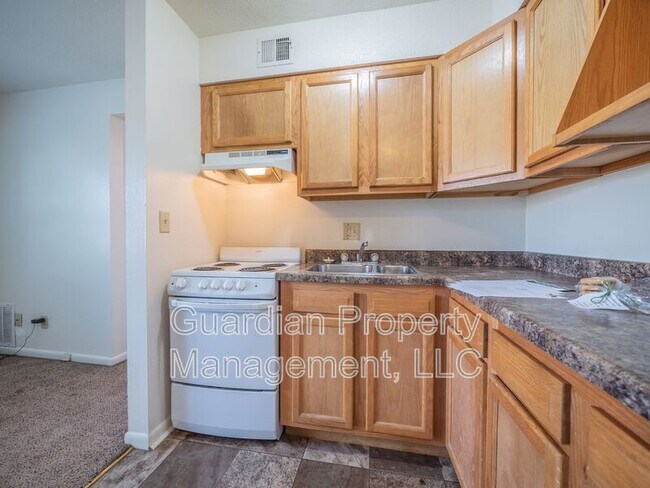 Building Photo - 1115 N College Dr