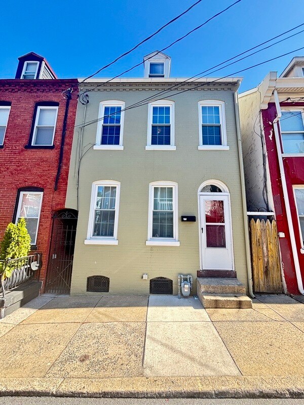 Foto del edificio - 407 E Strawberry St