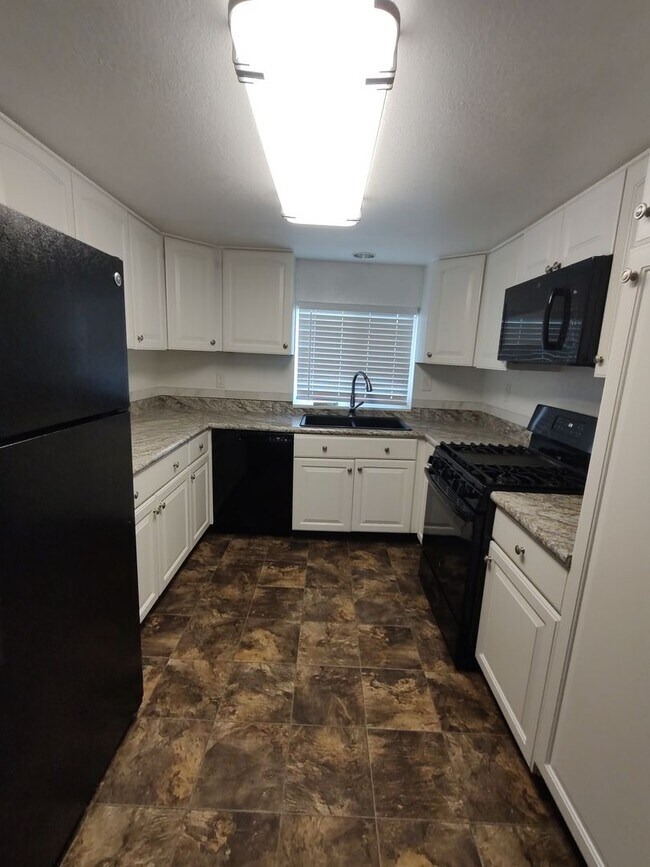 Building Photo - 3 Bedroom 2 Bath House