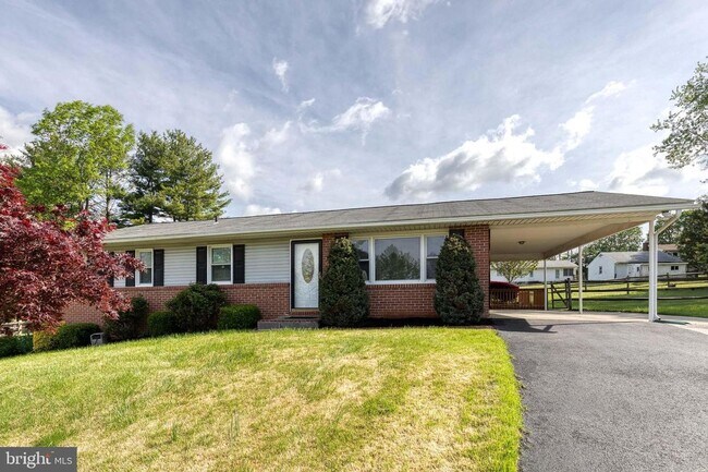 Foto del edificio - Beautiful 3bd 3bth single family ranch sty...
