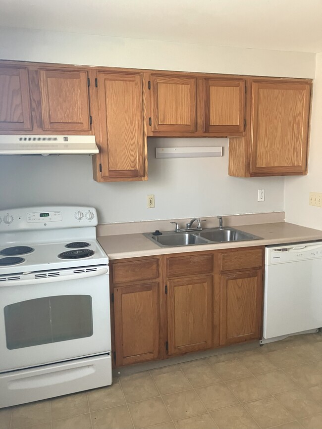 Building Photo - Seneca Gardens