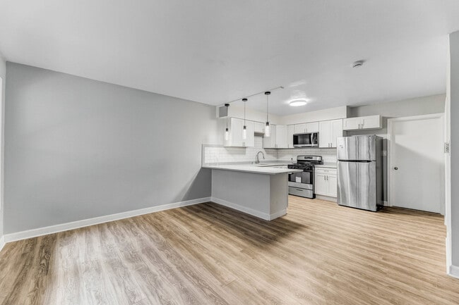 Building Photo - 405 S Maple Ave