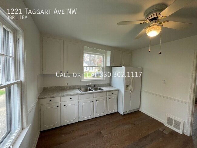 Building Photo - Three bedroom one bathroom home for rent