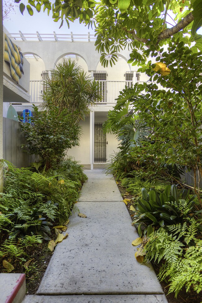 Building Photo - 2112 Garnet Ave
