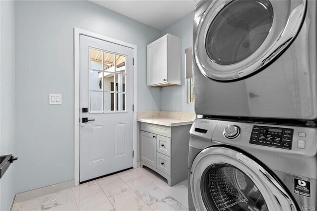 Building Photo - 545 Ivy St