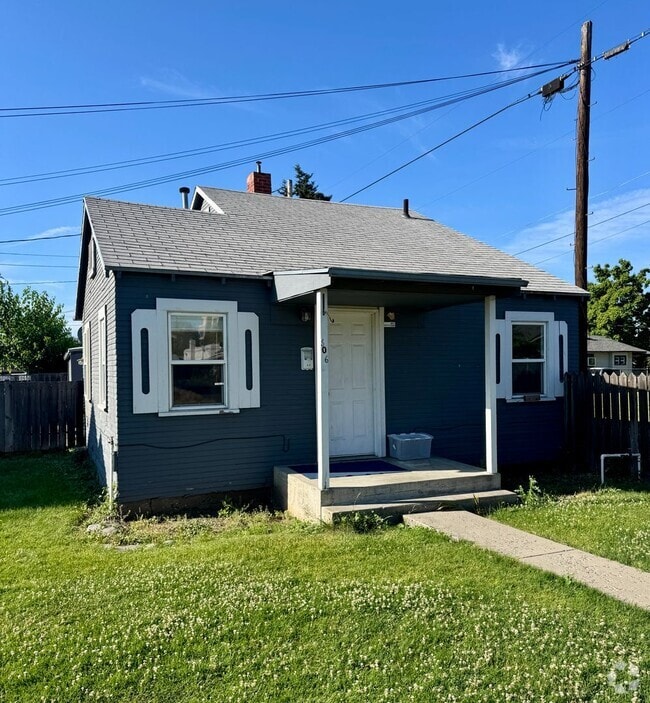 Building Photo - 806 W Spruce St