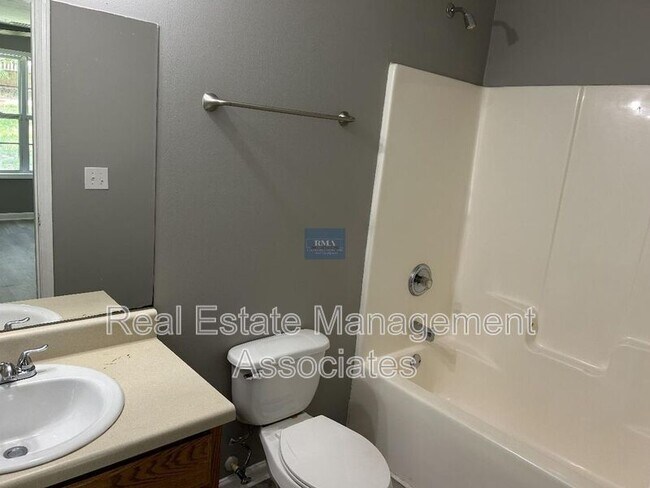 Building Photo - 1113 W Slaton Ave