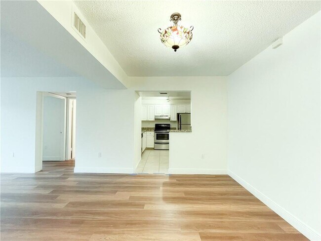 Foto del edificio - 711 N Pine Island Rd