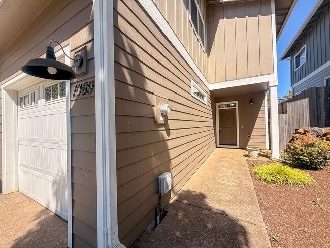 Building Photo - BIGFIR1069-1071