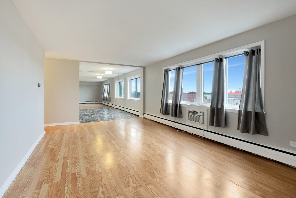 Foto principal - 7540 N Ridge Blvd