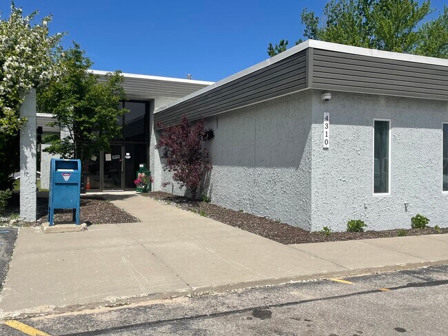 Foto del edificio - 4652 Meadow Lane Dr