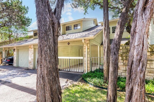 Foto del edificio - 4404 Travis Country Cir