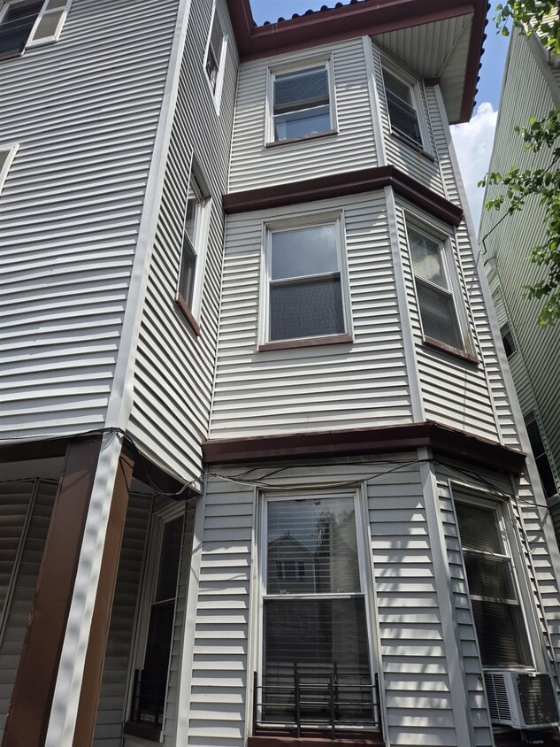 Primary Photo - 142 Johnson Ave