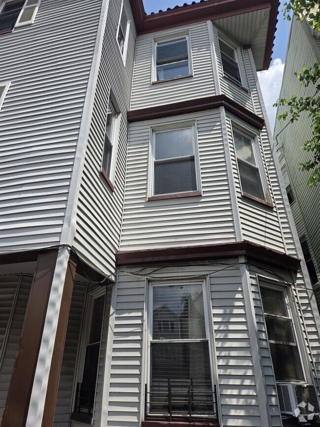 Building Photo - 142 Johnson Ave