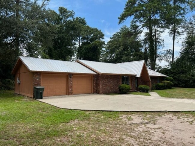 Building Photo - Gorgeous Home in the Heart Hinesville