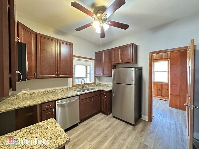 Foto del edificio - 3530 N Elston Ave