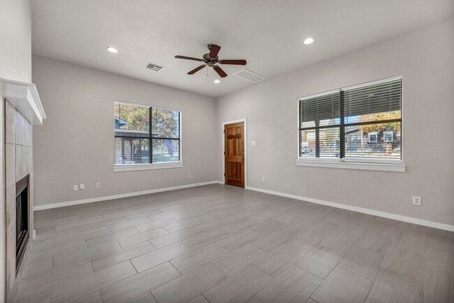 Building Photo - Gorgeous 3 bed 2 Bath detached condo in tr...