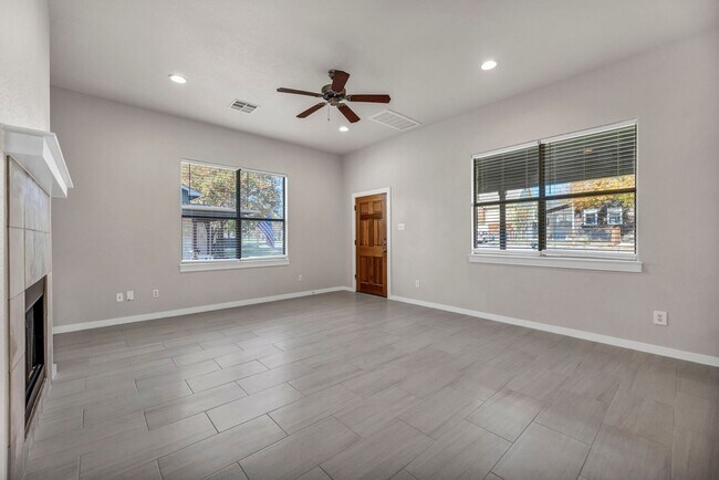 Foto del edificio - Gorgeous 3 bed 2 Bath detached condo in tr...