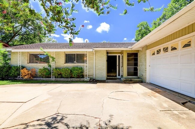 Building Photo - 9411 Highmeadow Dr