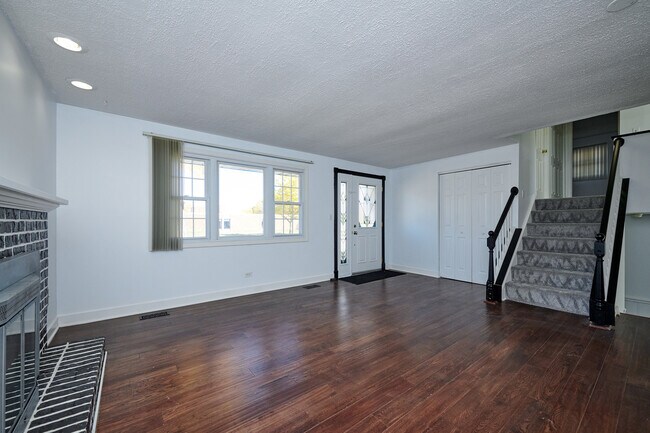 Building Photo - 1613 Hartmann Dr