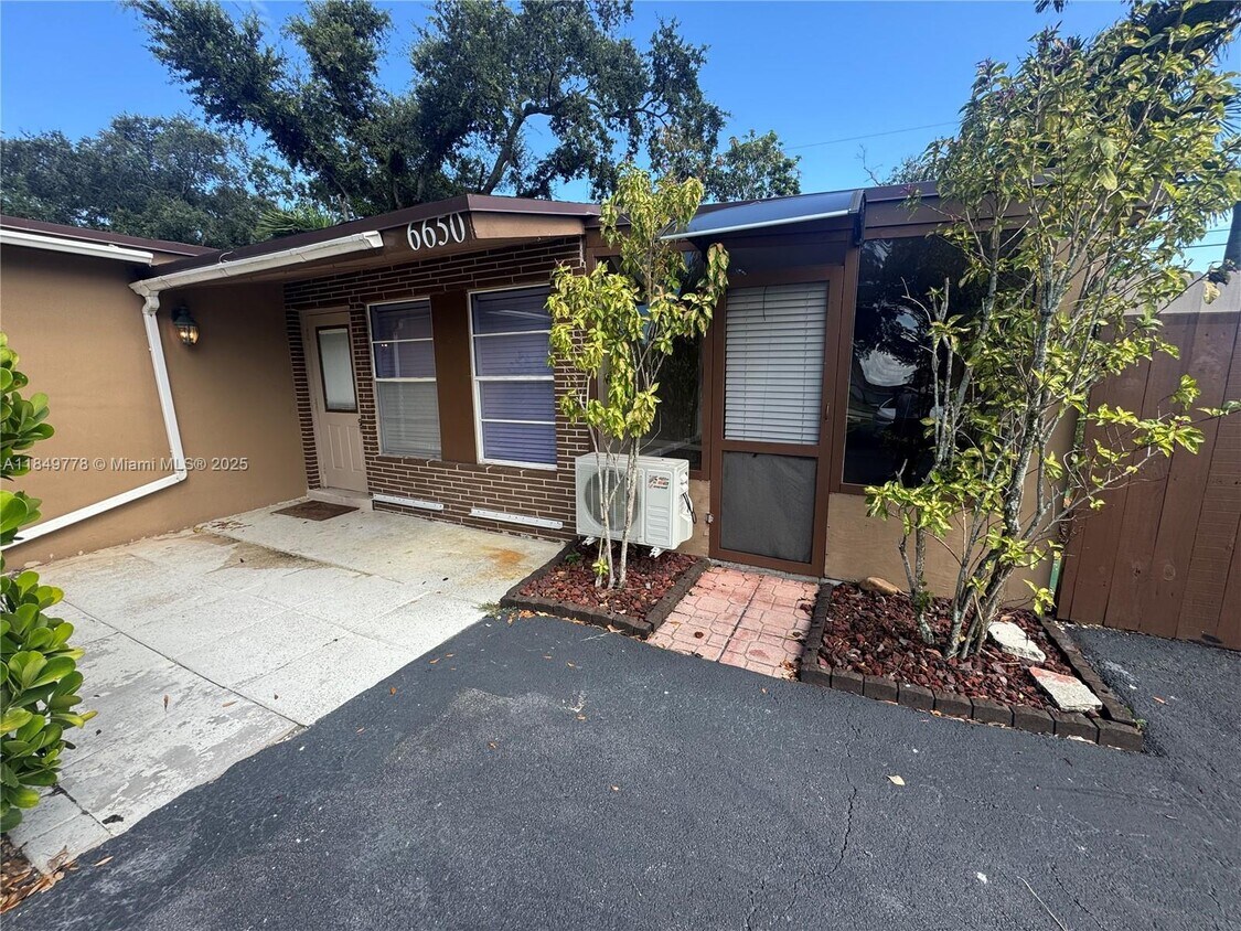Foto principal - 6650 Douglas St