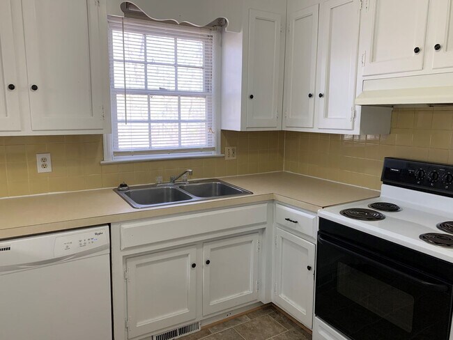 Foto del edificio - Split Level House in Campbell County School District