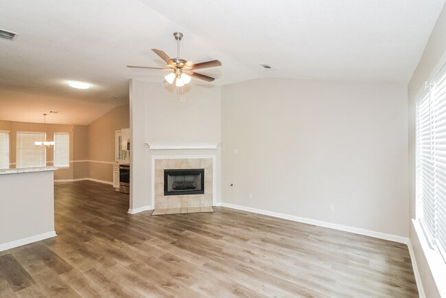 Foto del edificio - 495 Oakland Hills Dr