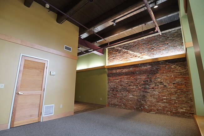 Living Space - Exposed Brick - 900 Penn