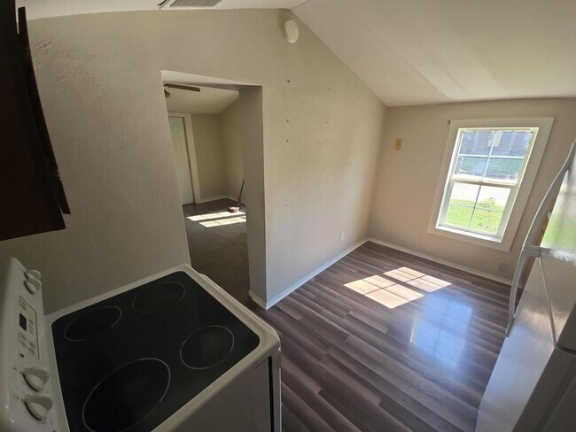 Foto del edificio - Cozy 2-Bedroom Home with Large Yard & Stor...