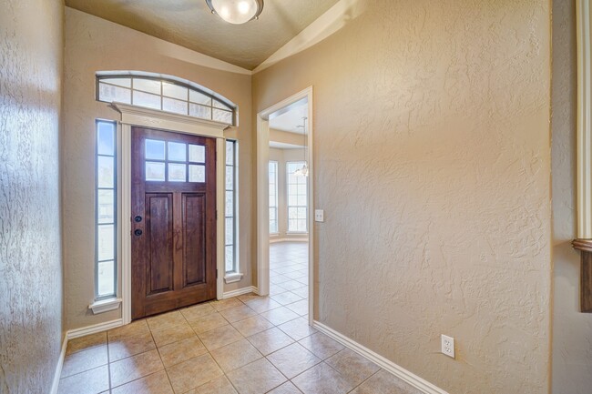 Foto del edificio - 1042 Hidden Oaks Way