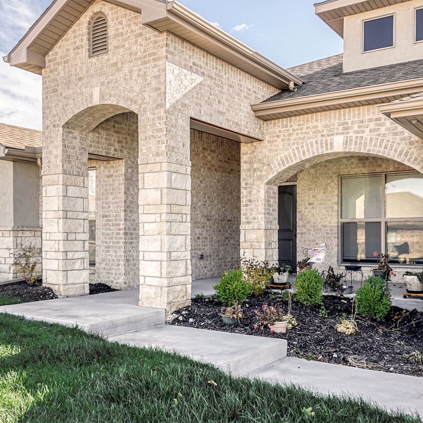 7530 Apache Rd, Shawnee, KS 66227 House Rental in Shawnee, KS