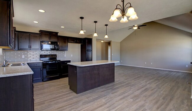 Building Photo - 3 BR Fenced in Home !!
