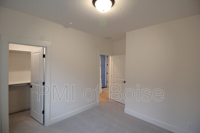 Building Photo - 4627 S Courvoisier Ave