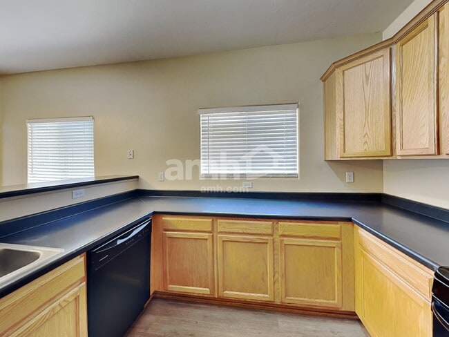 Building Photo - 6653 S Stratosphere Ln