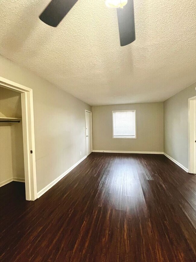 Foto del edificio - Overton Square Neighborhood Spacious 1bd/1ba!
