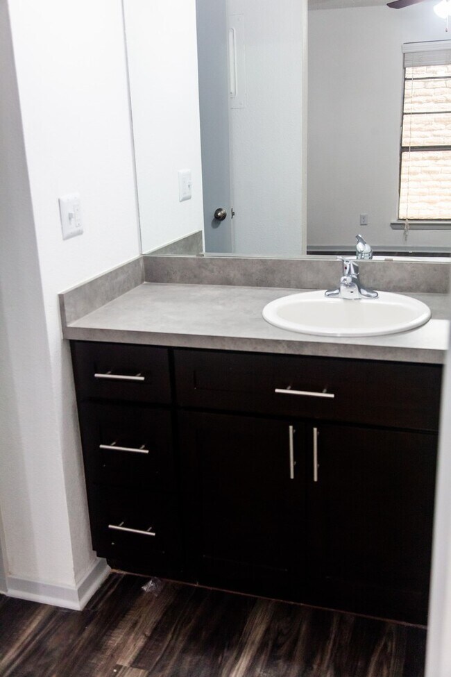 Foto del edificio - 8001 Gessner Dr