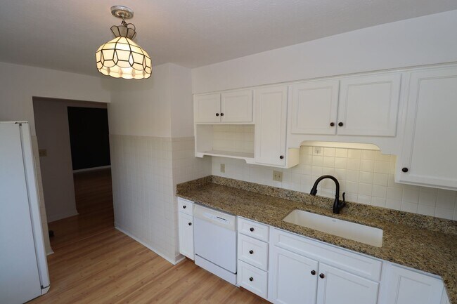 Building Photo - Beautiful Home on Cul-de-Sac with Large Fe...