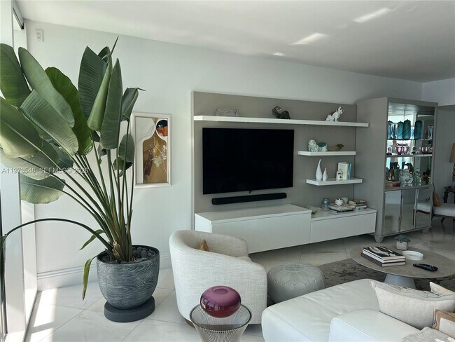 Building Photo - 1643 Brickell Ave