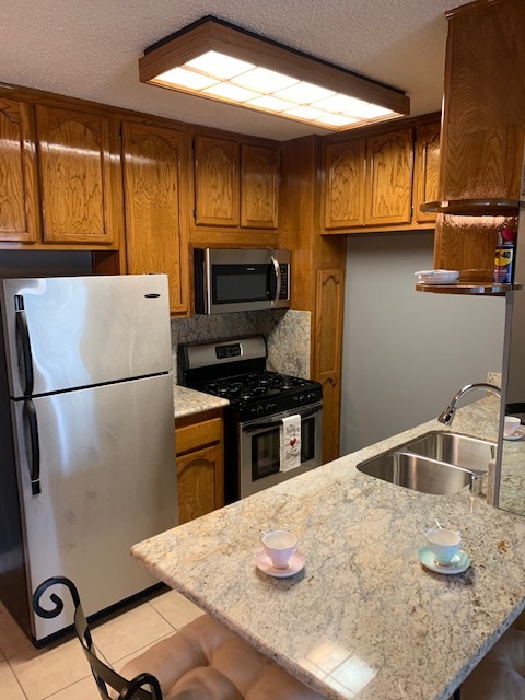 Kitchen w/ Stainless Steel Appliances (Refrigerator, Stove, Dishwasher & Microwave) - 4431 Don Ricardo Dr