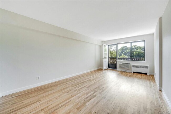 Foto del edificio - 640 Pelham Rd
