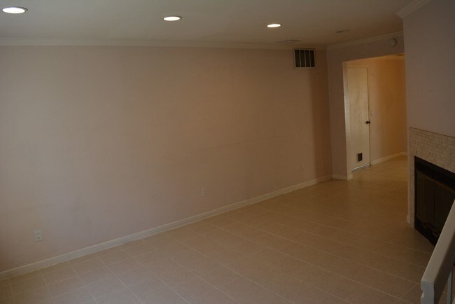 Building Photo - 2 br, 2.5 bath House - 4147 Blackford Circle