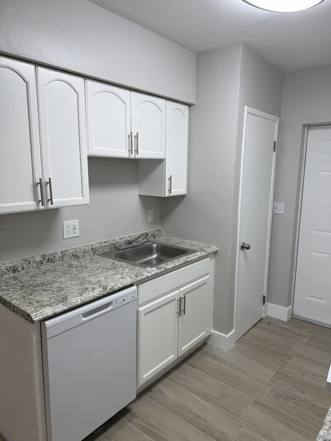 Building Photo - 759 NE 13th Ct
