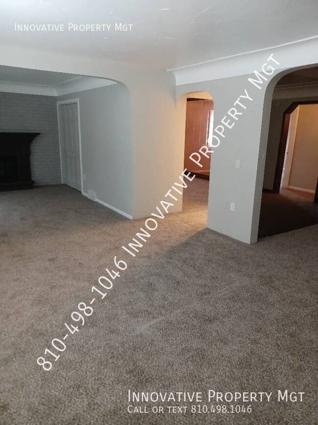 Building Photo - Spacious 3 bedroom with huge yard!  With r...