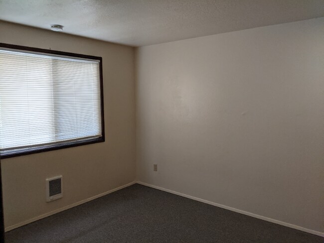 Building Photo - 204 S Cherry Dr