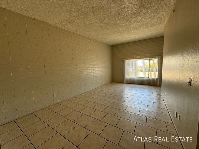 Building Photo - MOVE IN SPECIAL!! Two Bedroom, One Bath  w...