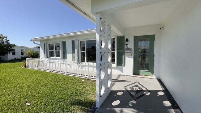Building Photo - Lakefront 2BR Home in 55+ Leisureville Community