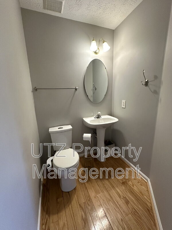 Foto del edificio - 9817 Bayline Cir